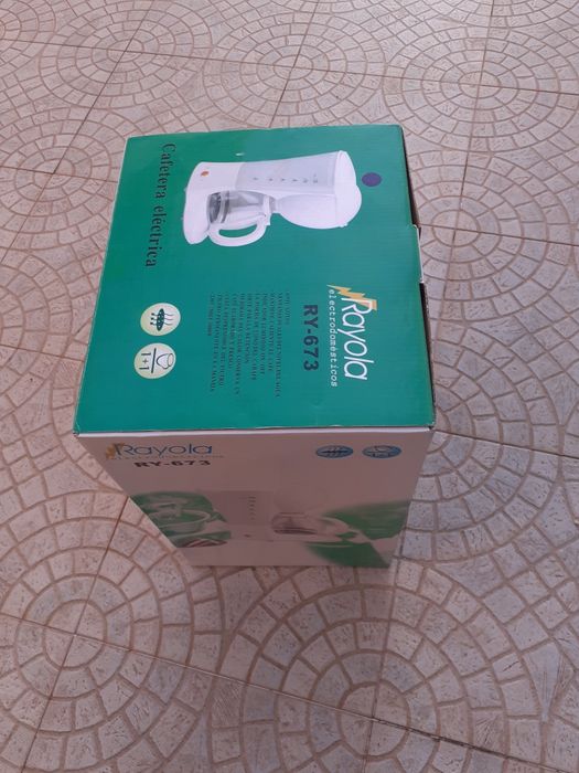 Cafeteira elétrica Rayola nova com caixa.