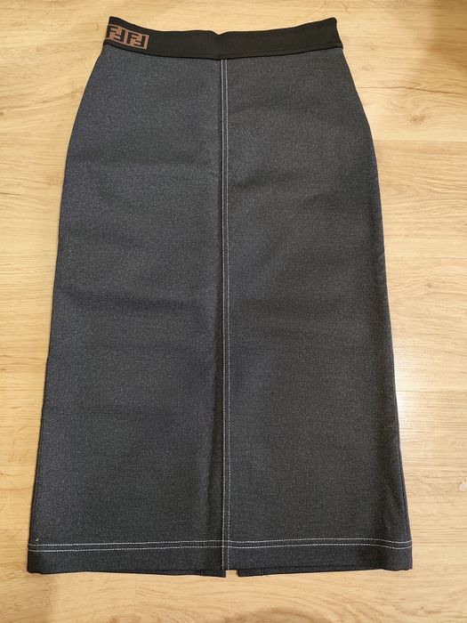 Спідниця FENDI під спортивний стиль.