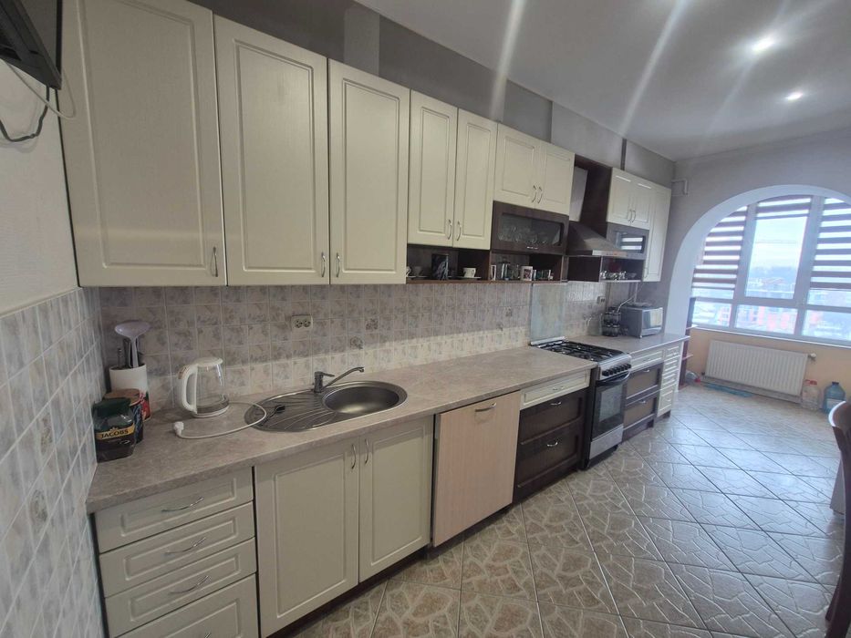 Укомплектована 3-кімнатна квартира в обжитому будинку.