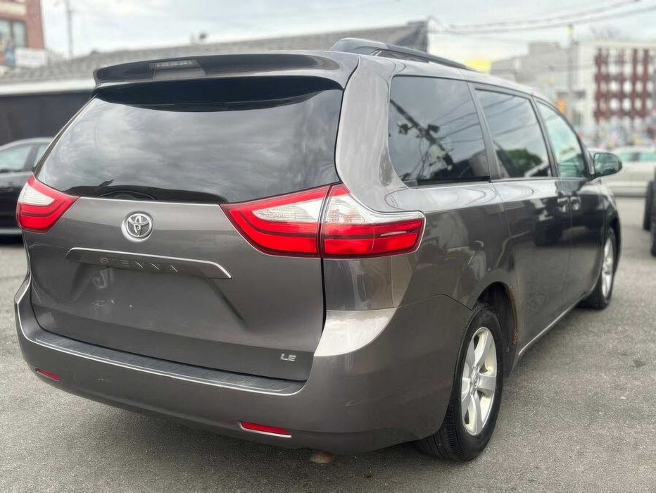 Toyota Sienna      2015