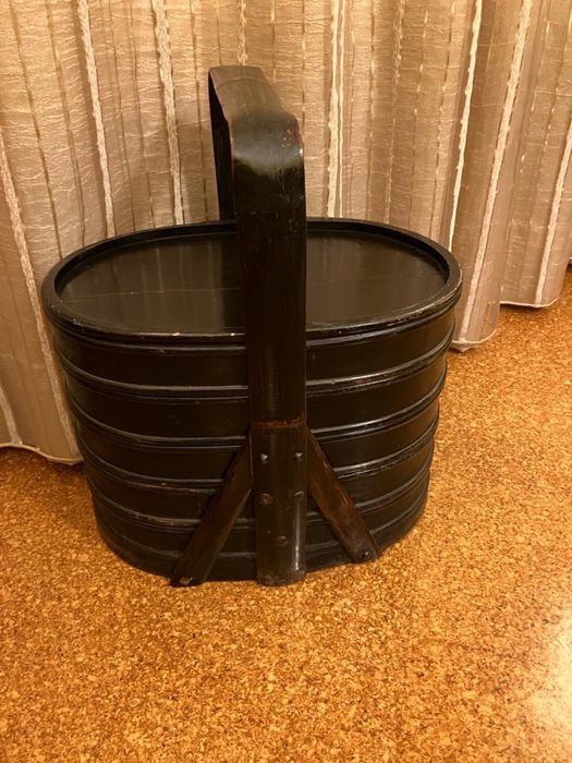 Cesto de madeira com dois andares