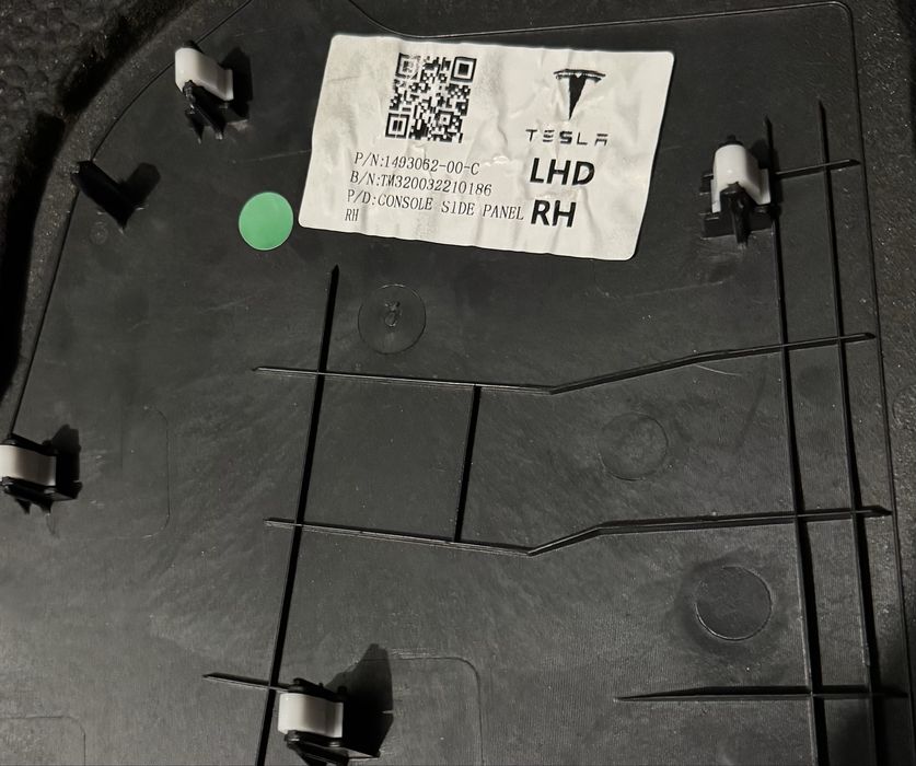 Накладка центральної консолі права Tesla Model Y
