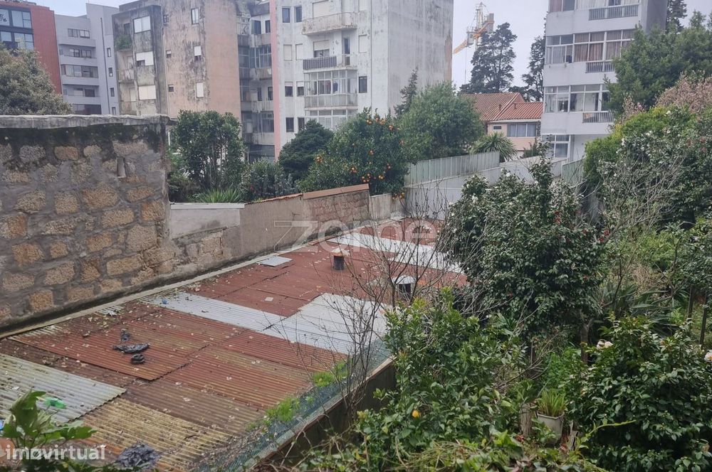 Garagem Rua Pedro Hispano