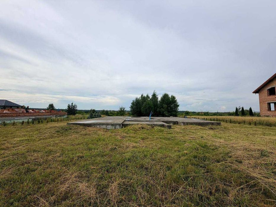 Продаж земельної ділянки 15 соток правильної форми в с. Басівка , 14 км до центру Львова.  Є фундамент та дизайн проєкти.