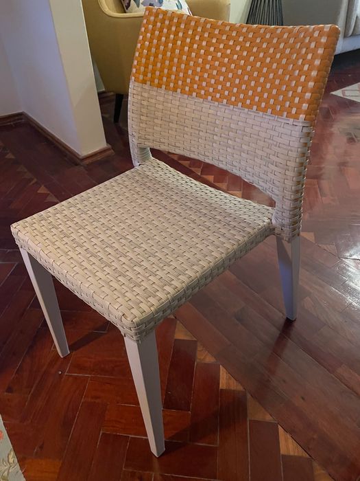 Cadeiras plástico e madeira