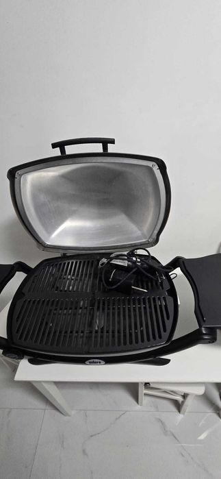 Churrasqueira Weber Q2400 elétrica, com mesa suporte e apoios laterais
