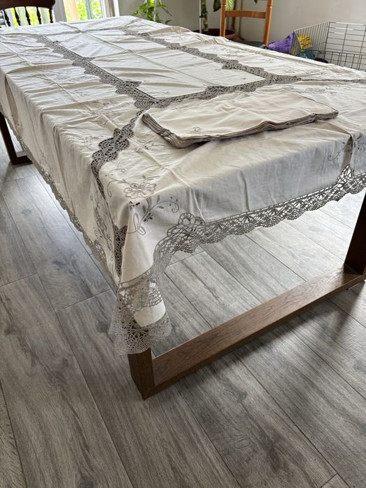 Toalha de mesa bordado manual e tenda de bilros