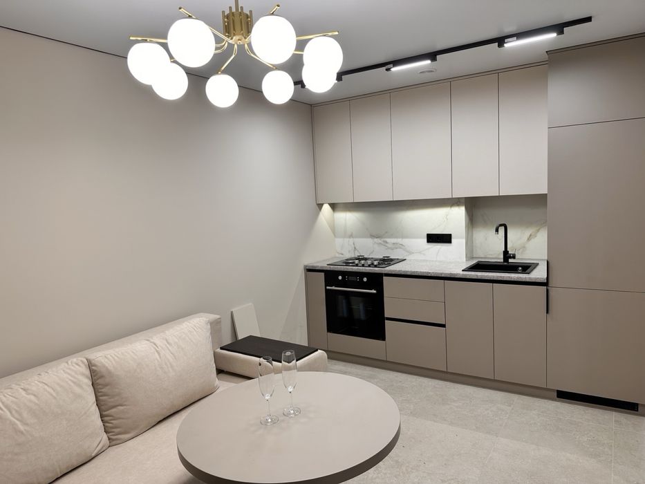 Продаж сучасної 2 кімнатної квартири по вул. Смакули