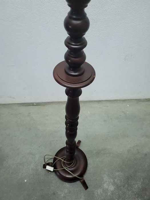 Candeeiro de Pé em Madeira