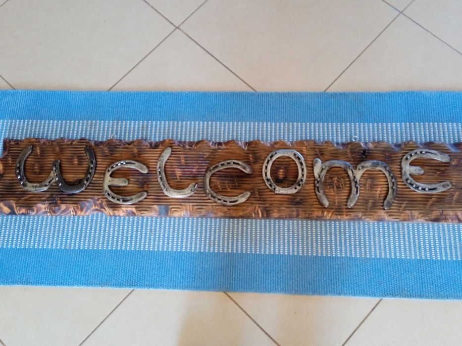 Placa decorativa em madeira de castanho com ferraduras