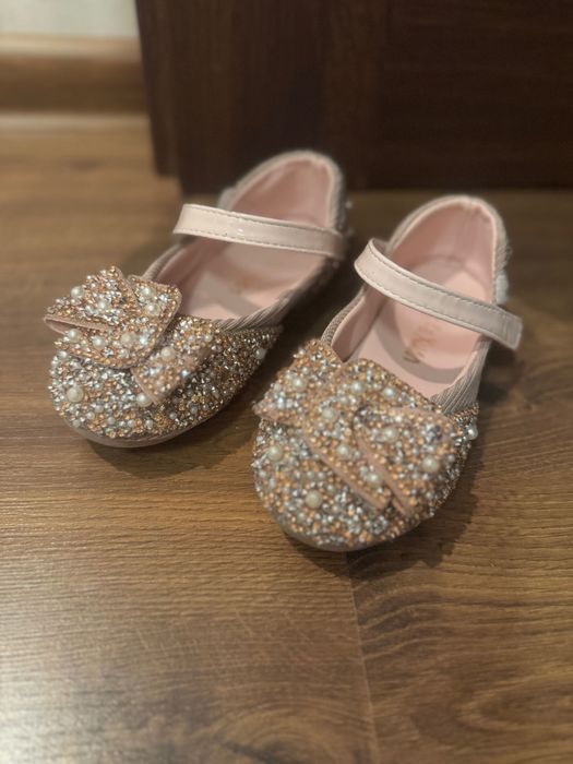 Прокат святкового одягу для дівчинки