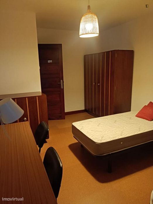 Quarto - localizado em Paranhos Porto