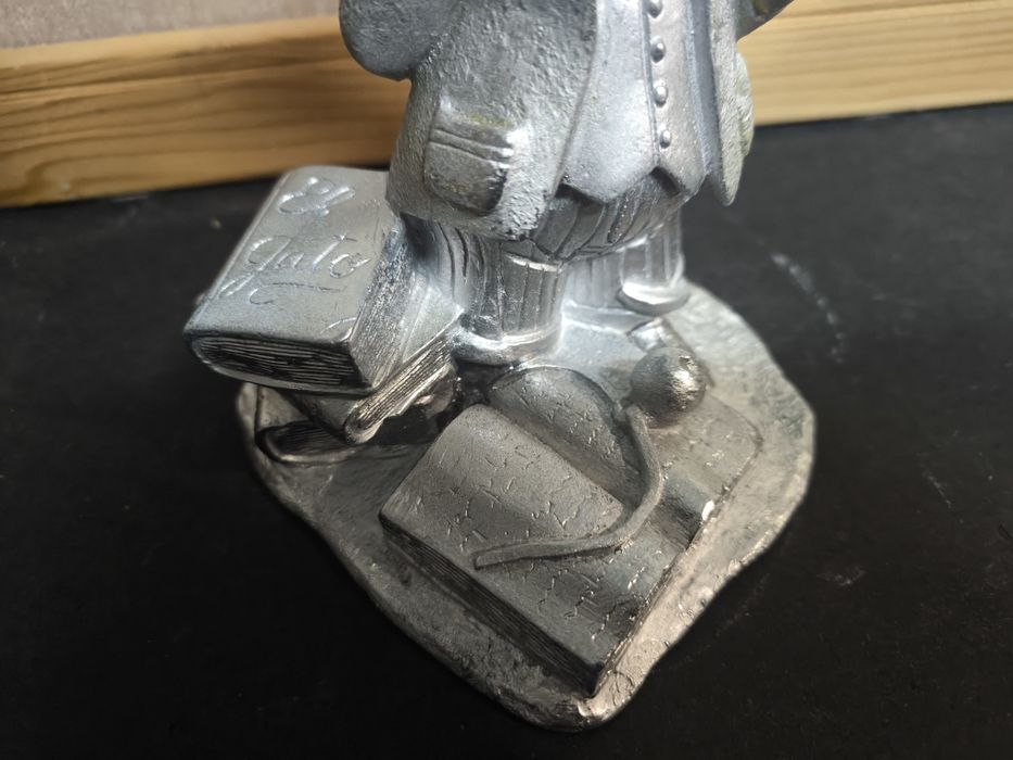 Estátua de rato prateado 
Estátua decorativa com a figura de um rato v
