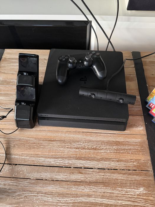 Playstation 4 slim + pad + kamera + ładowarka + 7 gier