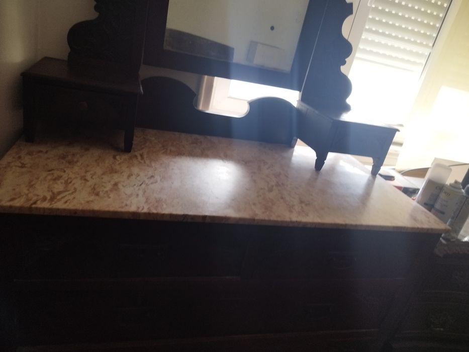 cómoda com espelho e mármore