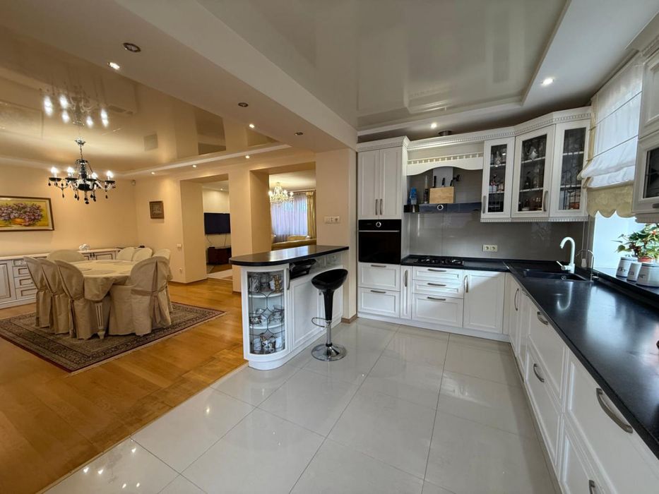 Продаж будинку Левандівка  поруч з озером та парком