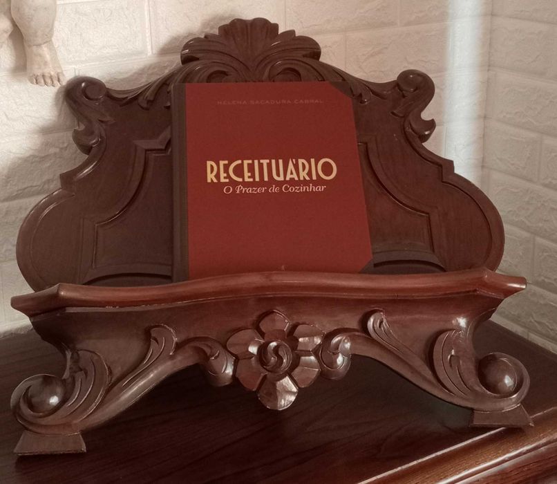 Suporte para livro em madeira, esculpido à mão