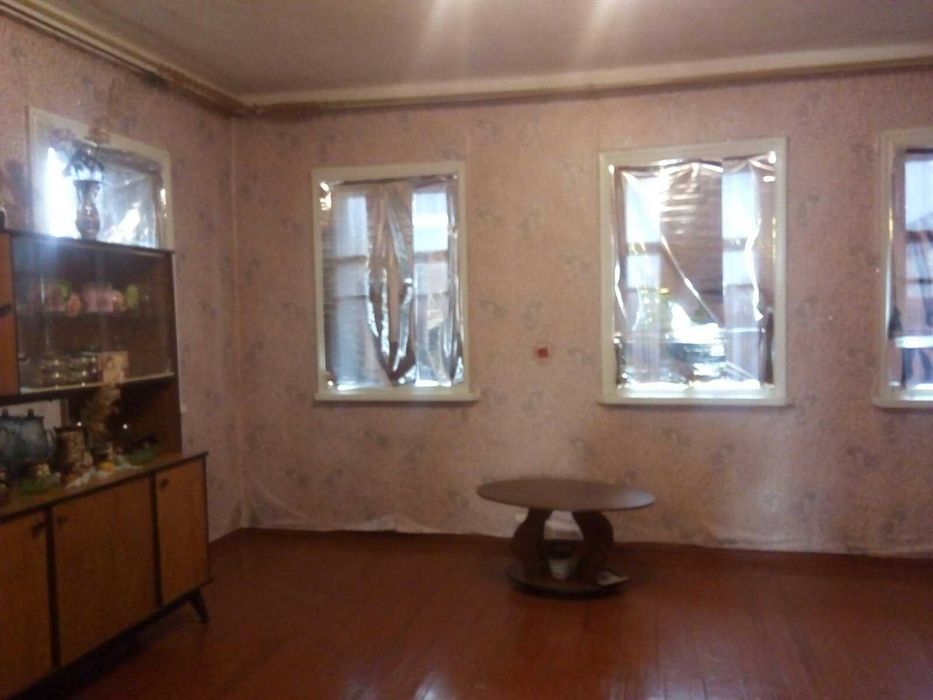 Продаємо за 9000 добротний будинок в центрі селища Малинівка