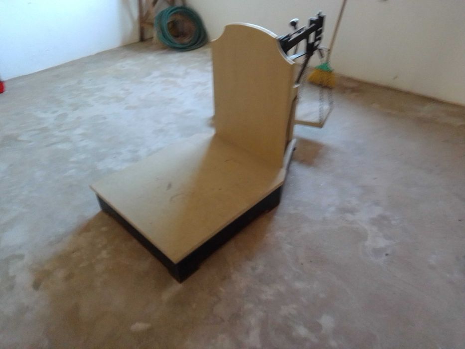 Balança decimal e pesos em perfeitas condições.