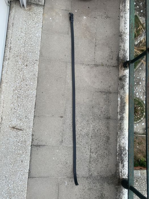 Cinto preto cabedal fivela prateada quadrada 95 cm