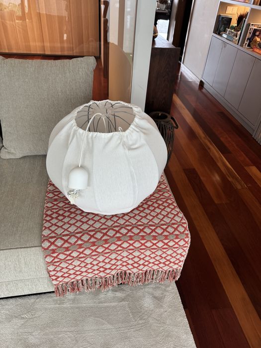 candeeiro branco em bom estado