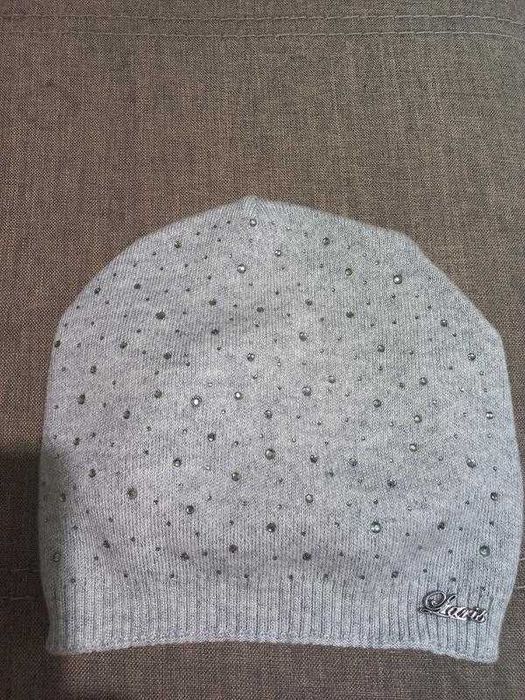 Шапка , прикрашена стразами.(30% кашемір, 70%акріл)