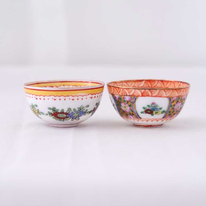 Conjunto de duas tacinhas orientais em miniatura