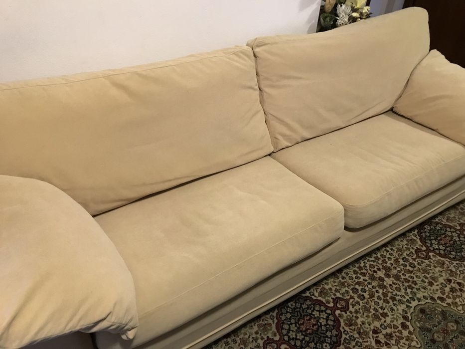 Sofá de veludo dois lugares