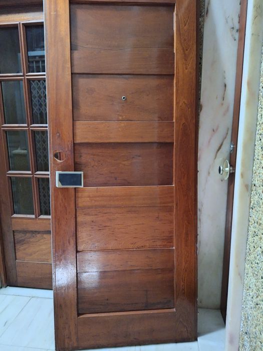 Porta de casa dentro de prédio