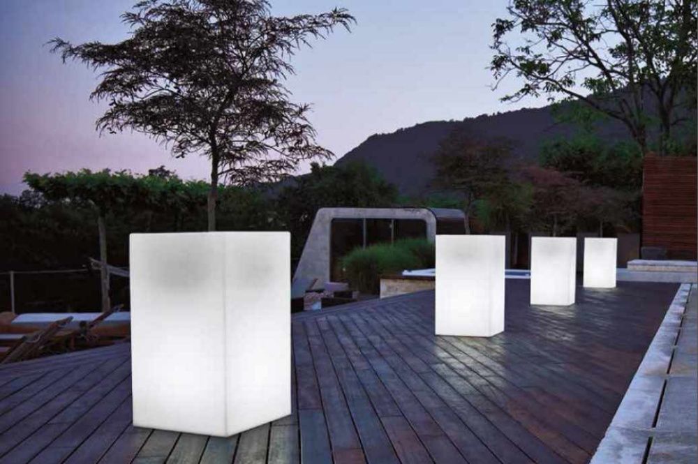 Vasos e floreiras com iluminação led rgb