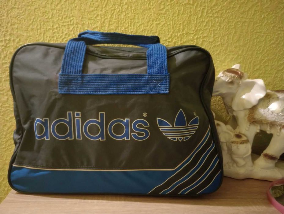 Сумка adidas  состояние новой   42х30х17      220 грн.