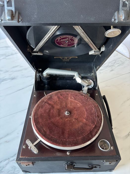 Grafonola antiga com 24 discos