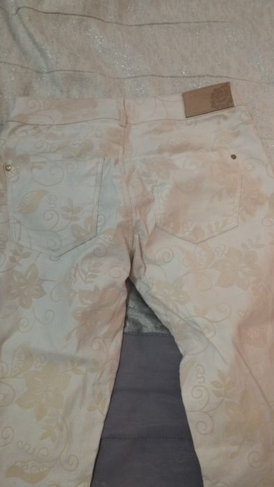 Calças cremes elásticas Bershka skinny