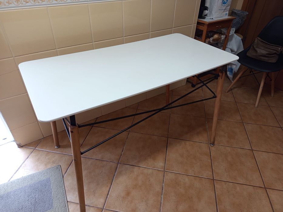 Mesa de Refeição/Cozinha 120 × 60 cm com 4 Cadeiras Estilo Nórdico – Excelente Estado