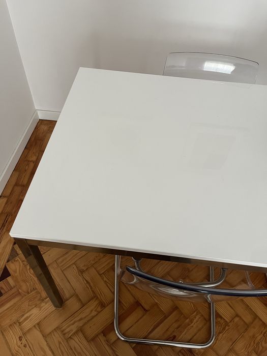 Vendo conjunto de mesa e cadeiras
