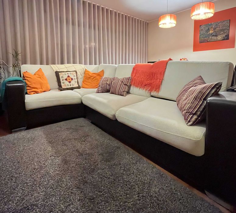 Sofás de canto (com cama divã  integrada) + mesa de centro (Paços de Ferreira)