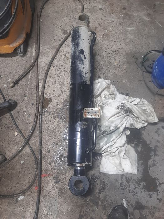 Siłownik ramienia Ladowarka  Manitou