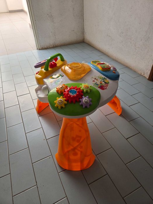 Mesa de atividades interativas para bebé