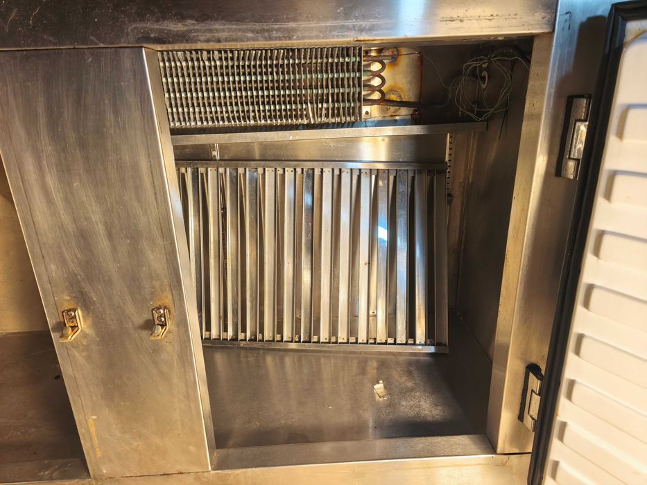 Balcão vitrine e prateleiras para snack bar ou café