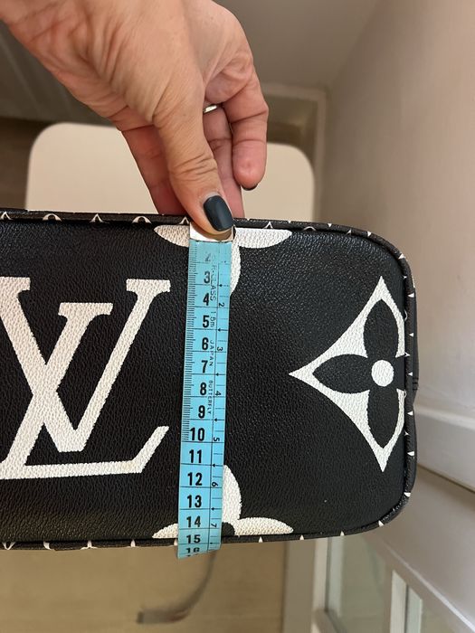 Mala LV em preto com interior vermelho