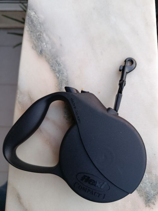 Trela de cor preta.