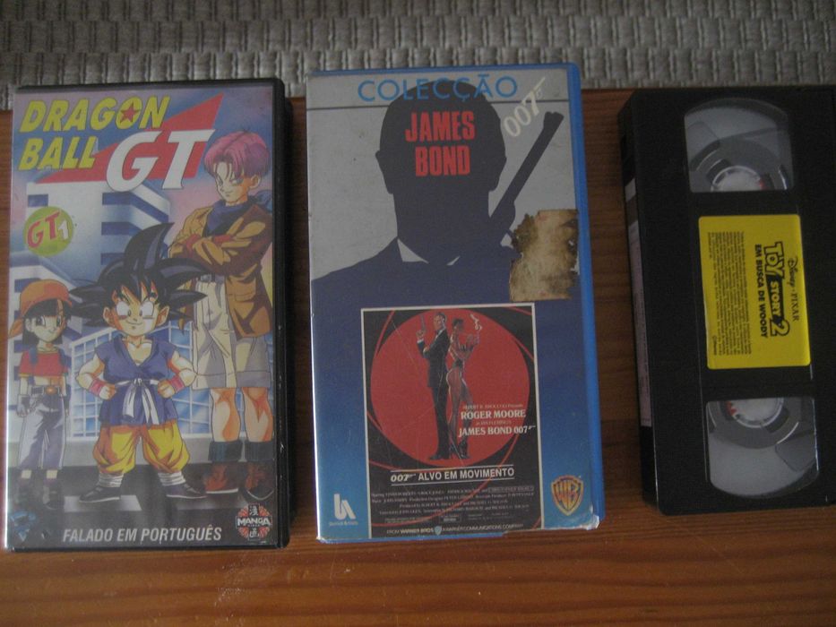 Cassetes VHS de vários filmes e desenhos animados