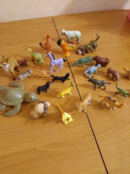 Продам фигурки животных.
