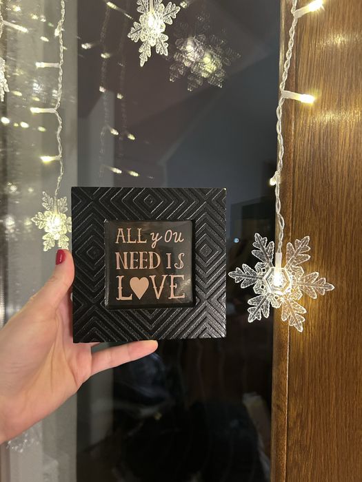 Ramka z napisem “All you need is love”