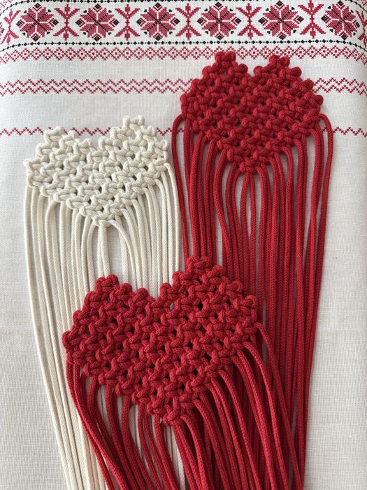 Брошка-серце макраме