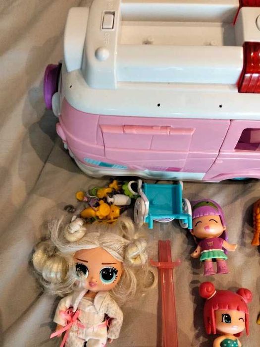 Conjunto de brinquedos de menina. 11 pinypom + ambulancia + acessórios + Boneca LOL
