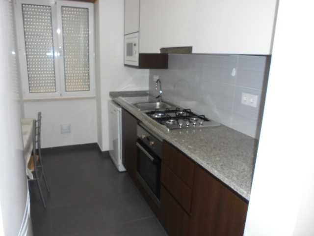 Celas, Rua António José Almeida, excelente T 1 c/aparcamento, disponível de imediato.