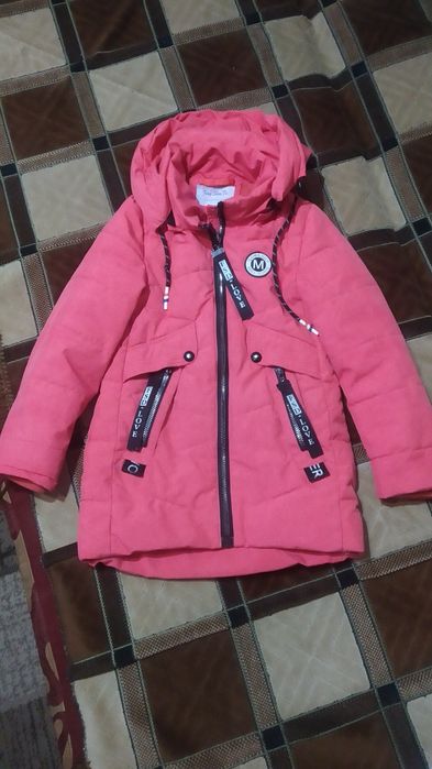 Демисезонная курточка на девочку 122р