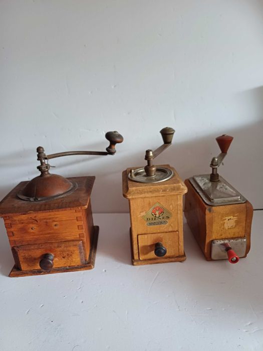 Moinhos de café antigos.