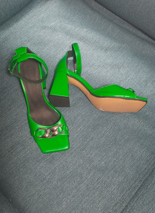 Кожаные босоножки 38 размера